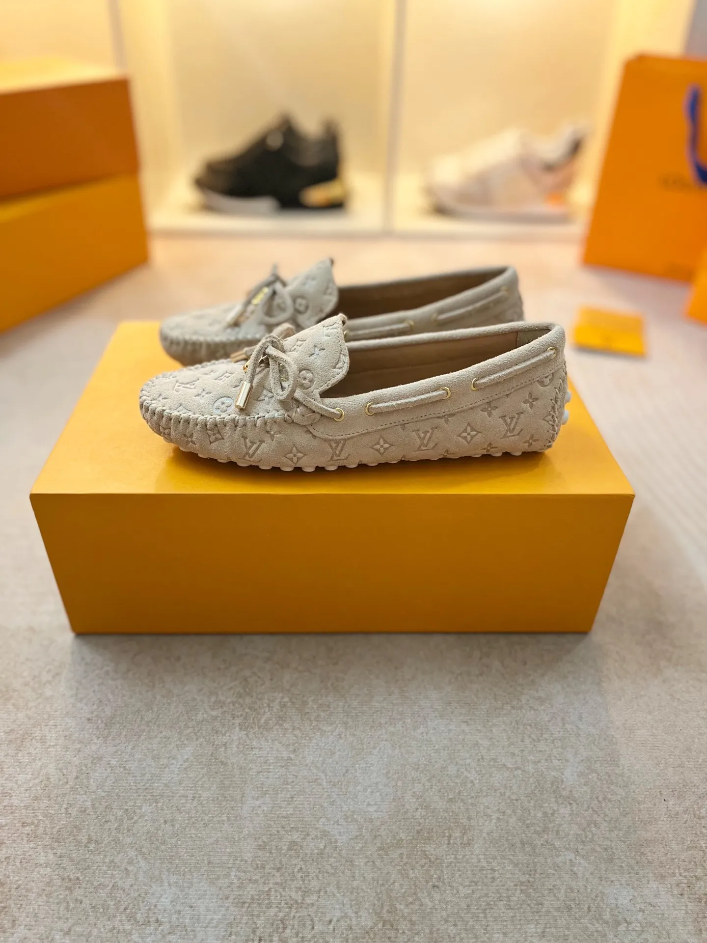 p460💰Couple model❤️🇫🇷 𝙇𝙤𝙪𝙞𝙨 𝙑𝙪𝙞𝙩𝙩𝙤𝙣 🇫🇷Louis Vuitton 2023 Classic𝓛𝓿 𝓣𝓻𝓪𝓲𝓷𝓮𝓻 Sports Series ➪➪➪¯ [Arizona Doudou Shoes Series] ▪️▪️▪️Arizona slip-on shoes are made of Monogram Eclipse canvas. Its hand-painted and dyed edges and hand-sewn uppers fully demonstrate Louis Vuitton's traditional shoemaking craftsmanship. This slip-on shoe is very lightweight. The integrated tongue and upper make it particularly comfortable and flexible. The soft outsole is equipped with rubber padding. Decorated with matching sash. Detailed features: ☑️Monogram Eclipse canvas ☑️Black Eclipse pattern ☑️Hand-painted shoe edges ☑️Hand-sewn uppers (each pair takes time to process) ☑️Integrated tongue and upper construction ☑️Outsole equipped with rubber lining ☑️size: 35_46